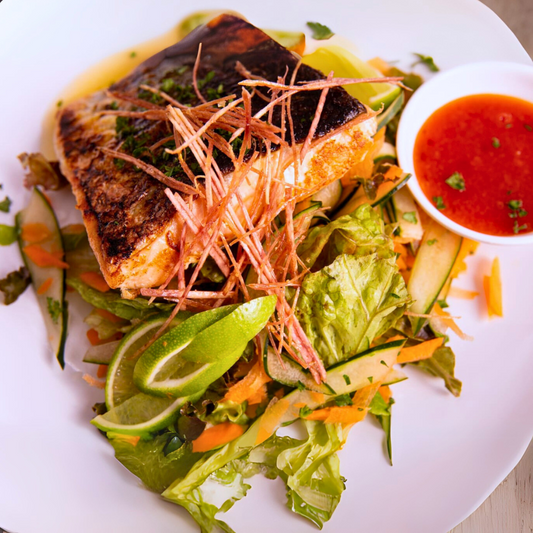 2 Platos Completos de Salmón + 1 Entrada de Quesos de la Casa en Salsa Especial + 2 Copas de Vino por $20 en El Contenedor