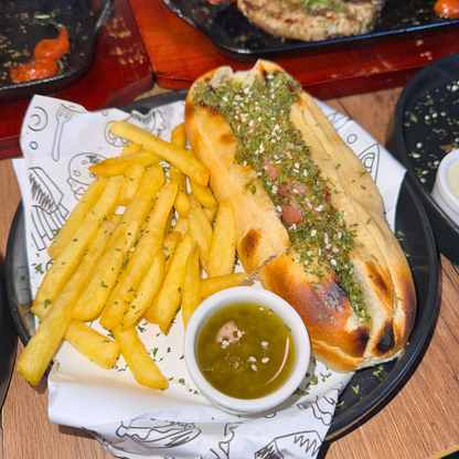 Paga $20 y Consume $40 en el Menú de Comida y Bebidas en De la Granja Steak House