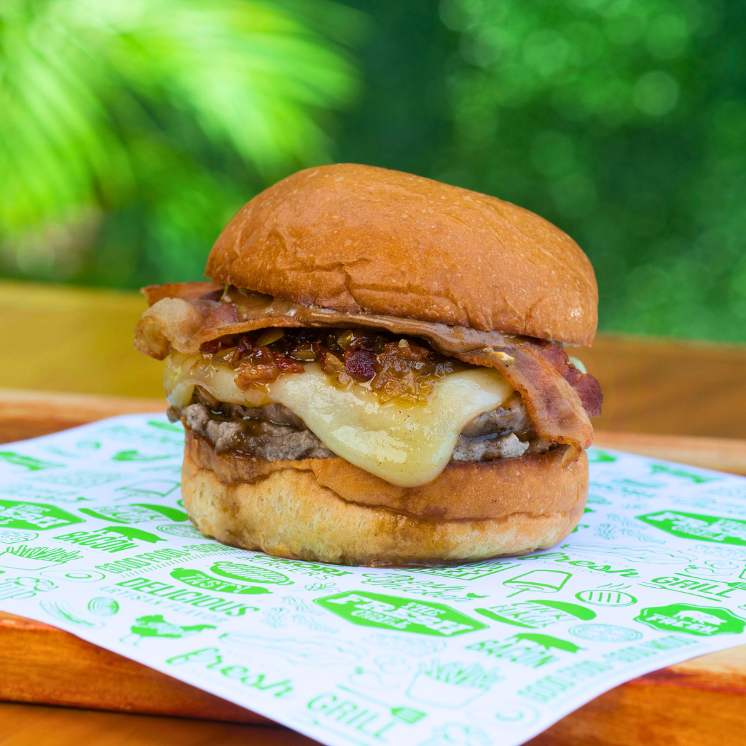 2 Burgers del Menú + Canasta de Papas Cheddar Bacon + 2 Sodas o Sangría por $15 en The Fresh Grill