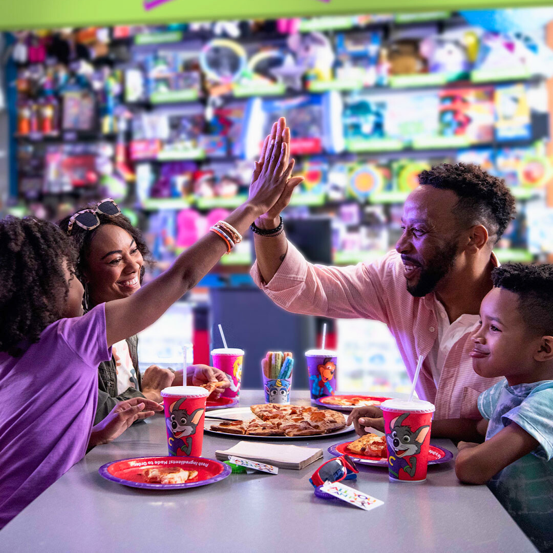 2 Horas de Juegos Ilimitado para 2 personas + 1 Pizza Regular + 40% Off en HBD por $15 en Chuck E. Cheese's de Multiplaza