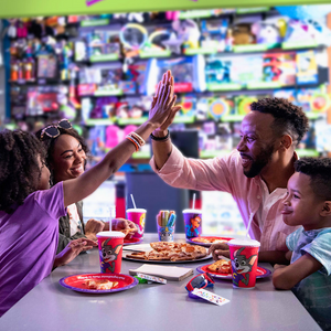 2 Horas de Juegos Ilimitados + 1 Pizza Regular + 50 Tickets de Regalo desde $15 en Chuck E. Cheese – Multiplaza