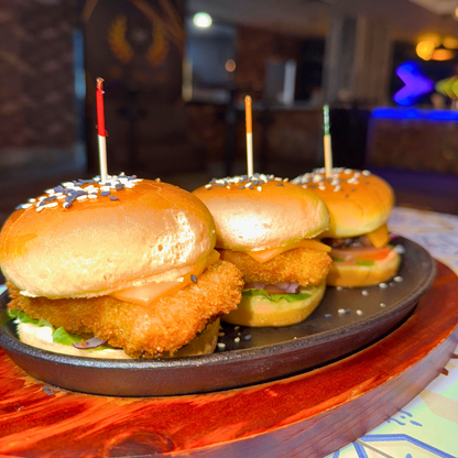 Combo de 6 Mini Burgers + Croquetas + Calamares + 2 Bebidas por $22 en OH! Gastro Bar