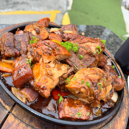 Picada Al Grill + 2 Bebidas + Pasadía en Piscina para 2 personas por $10 en Manu's Grill