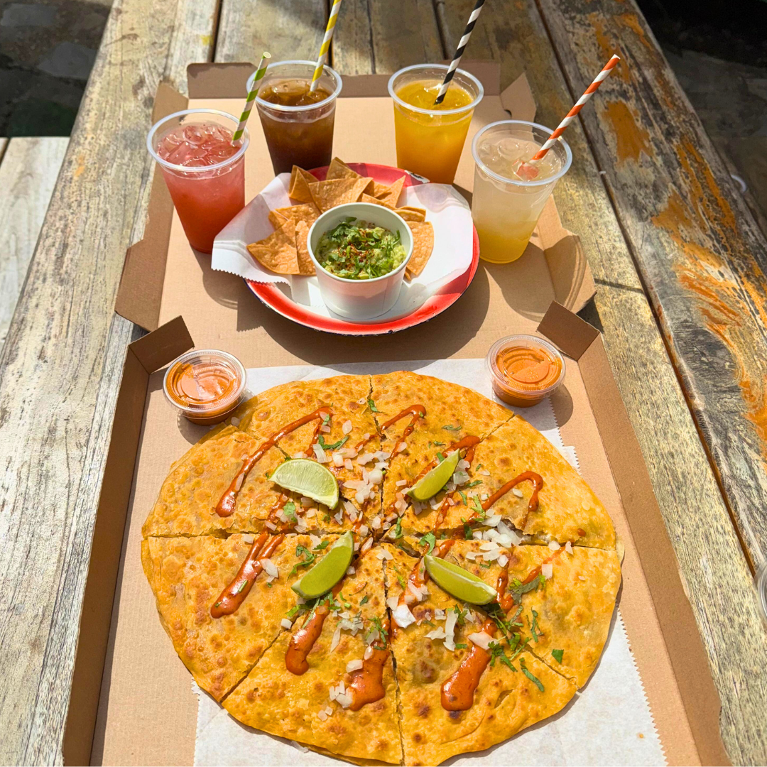 1 Pizza de Birria + Guacamole o Pico de Gallo con Totopos + 4 Limonadas por $20 en La Lupe Birriería