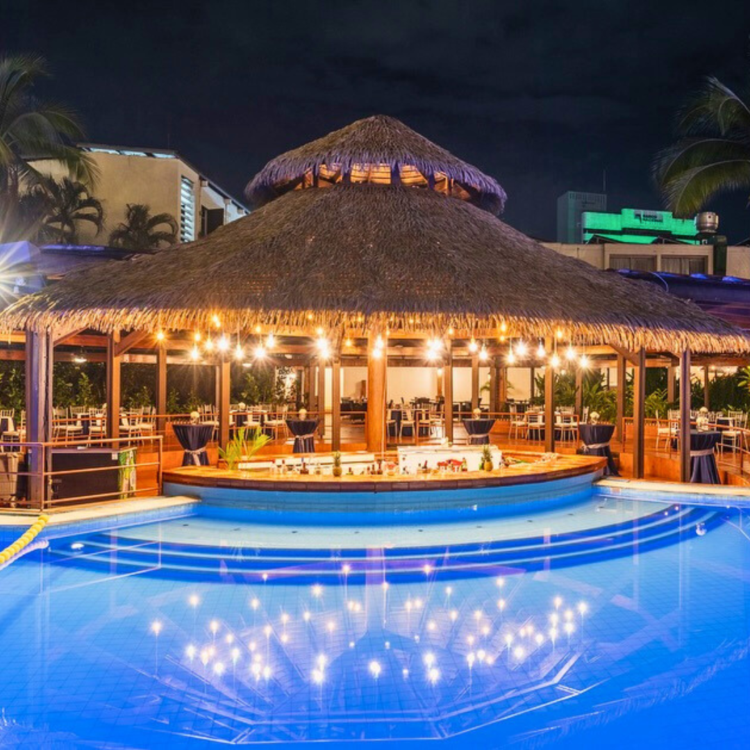 Experiencia Grand Stay con Desayuno Buffet + Cena Buffet + Uso de las instalaciones para 2 personas por $140 en Hotel El Panamá