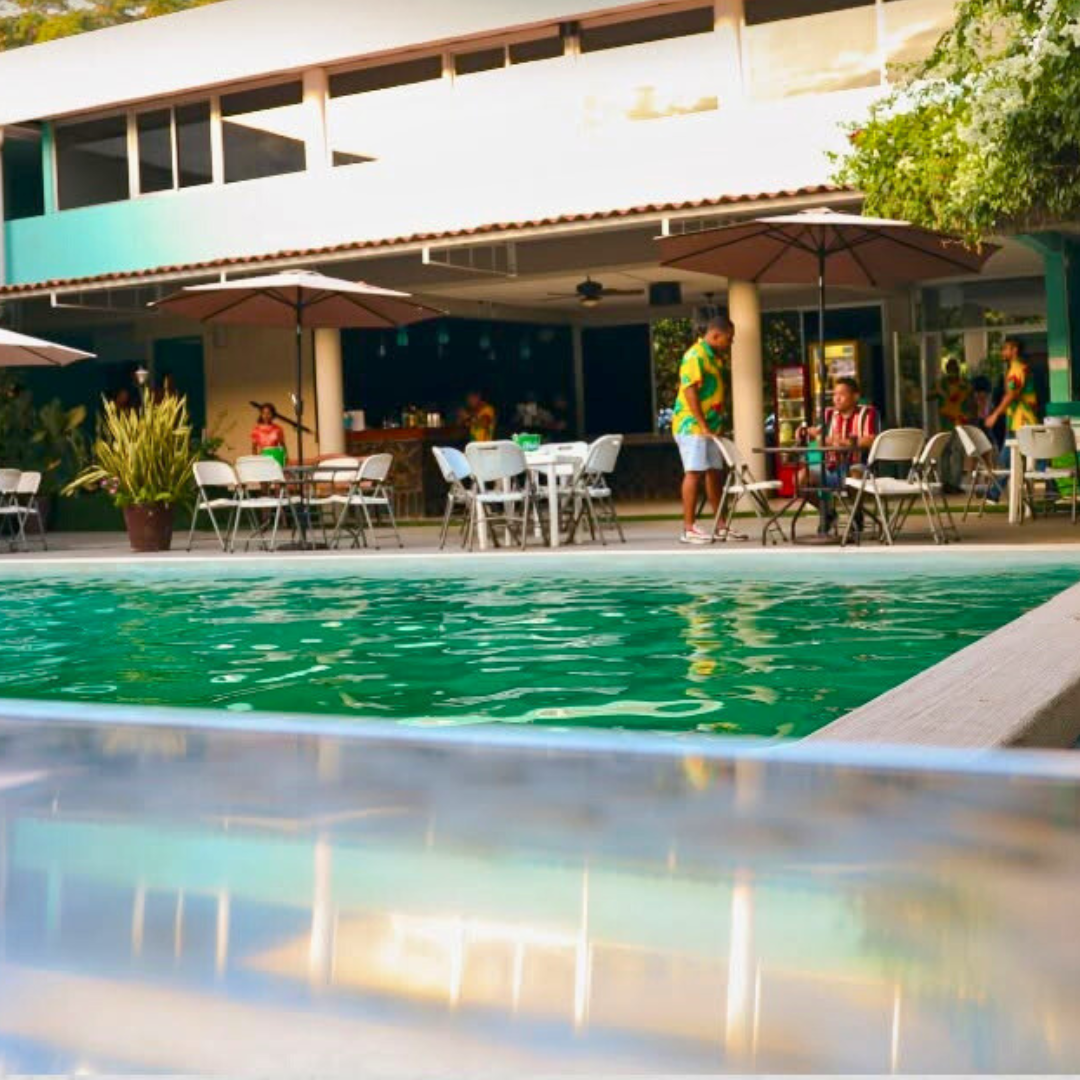 Pasadía con Piscina + Picada o Menú del día + 2 Bebidas para 2 Personas por $27 en el Hotel Pacific Coast