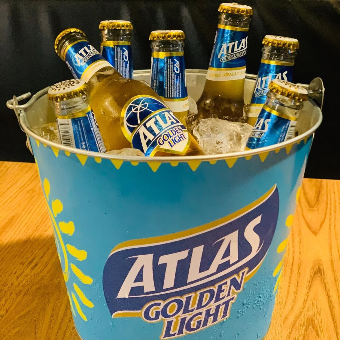 20 Alitas + Cubetazo de Atlas Golden + Botella a elegir por $30 en La Oficina