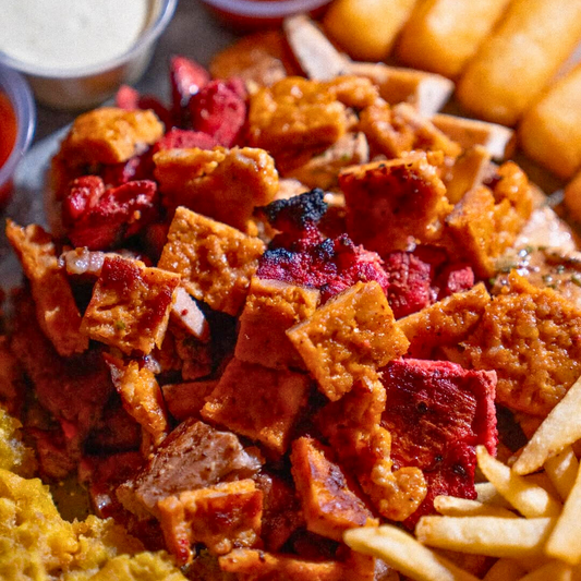 Picada Mixta de Carnes + 2 Acompañantes + ⁠⁠Cubetazo de 8 Heineken por $18 en Social Kitchen & Bar