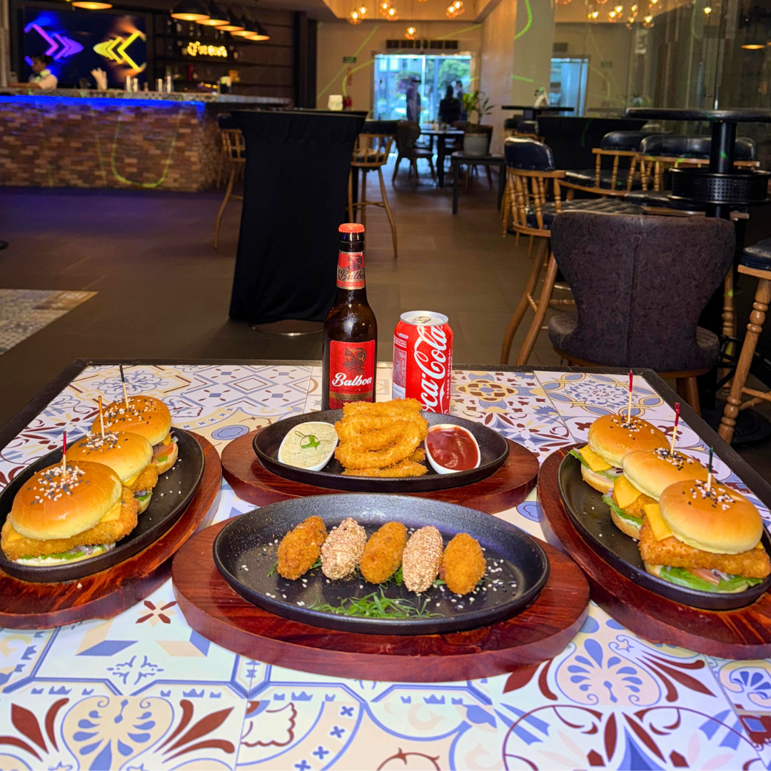 Combo de 6 Mini Burgers + Croquetas + Calamares + 2 Bebidas por $22 en OH! Gastro Bar