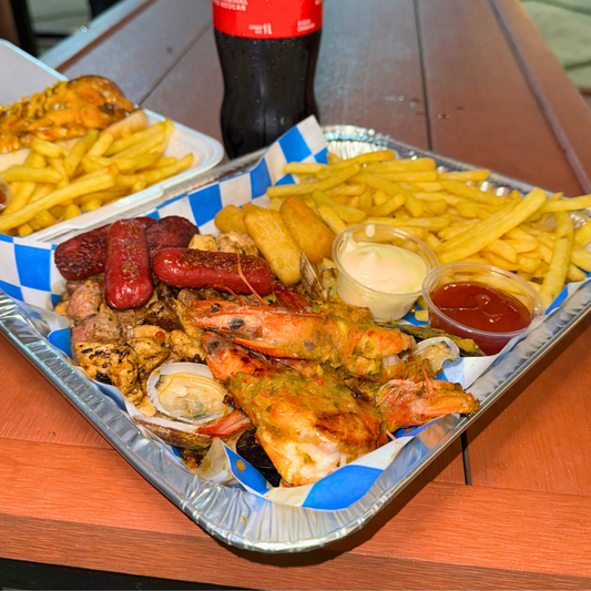 Bandeja de Mar y Tierra + Emparedado de Pollo + Litro de Soda por $18 en Sabores Mediterráneos