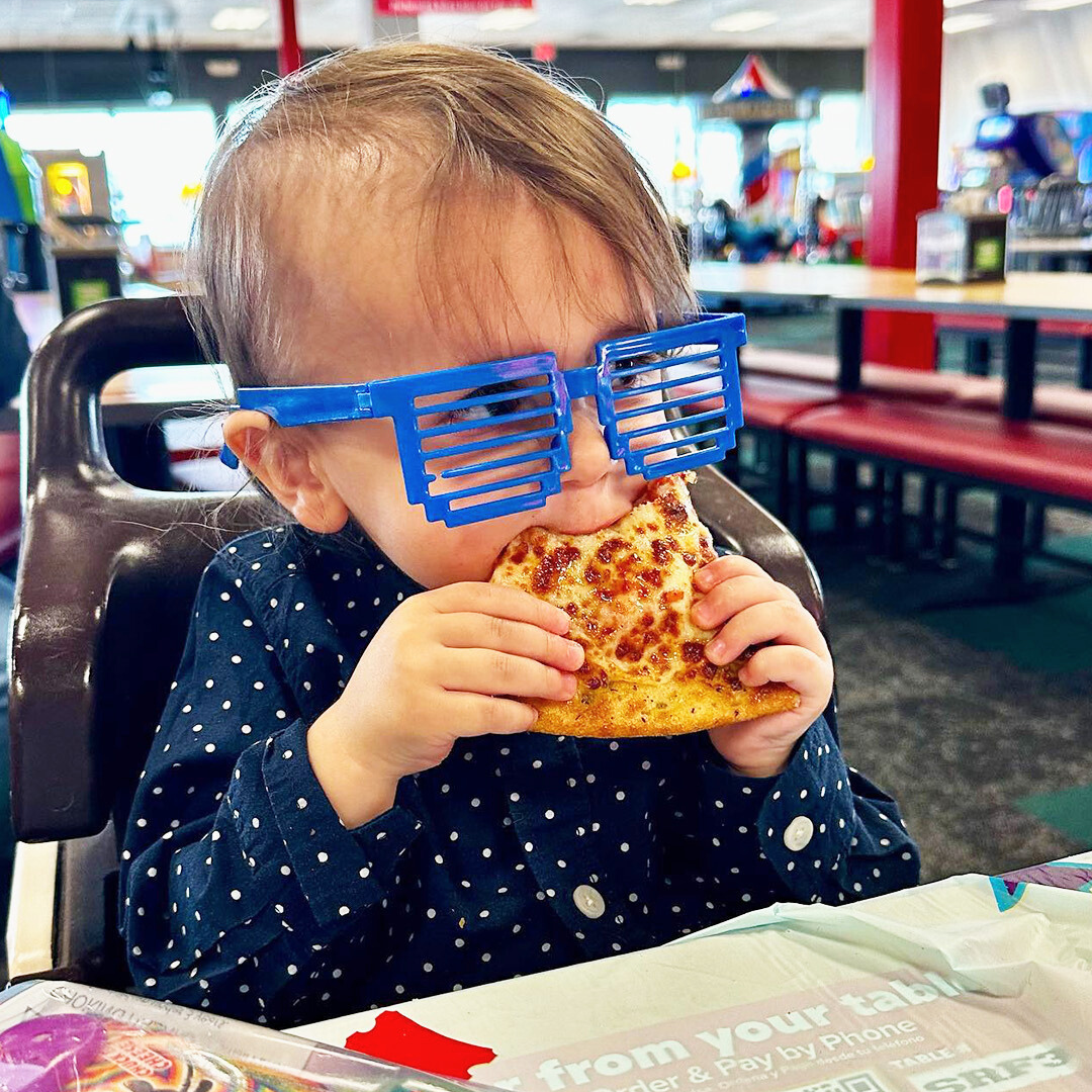 2 Horas de Juegos Ilimitado para 2 personas + 1 Pizza Regular + 40% Off en HBD por $15 en Chuck E. Cheese's de Multiplaza