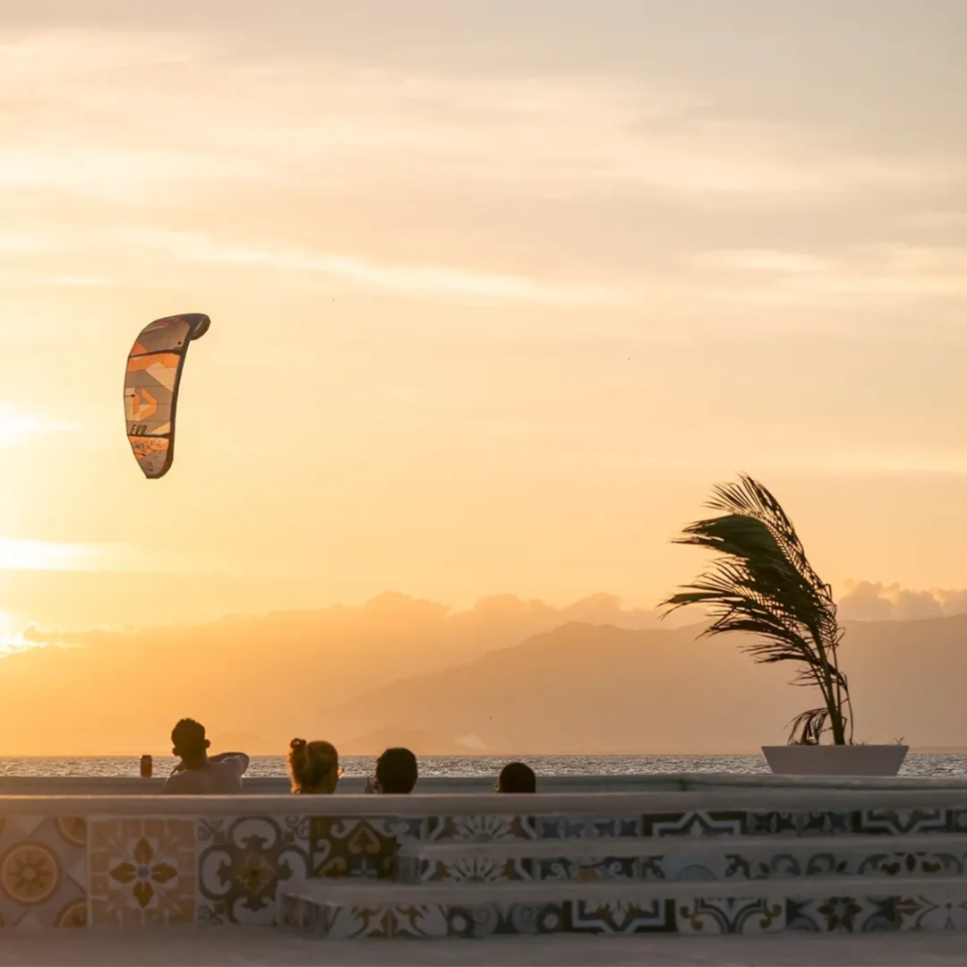 Pasadía en Playa con Piscina + Almuerzo + Uso de Paddleboard por $29 en Solé Beach Club