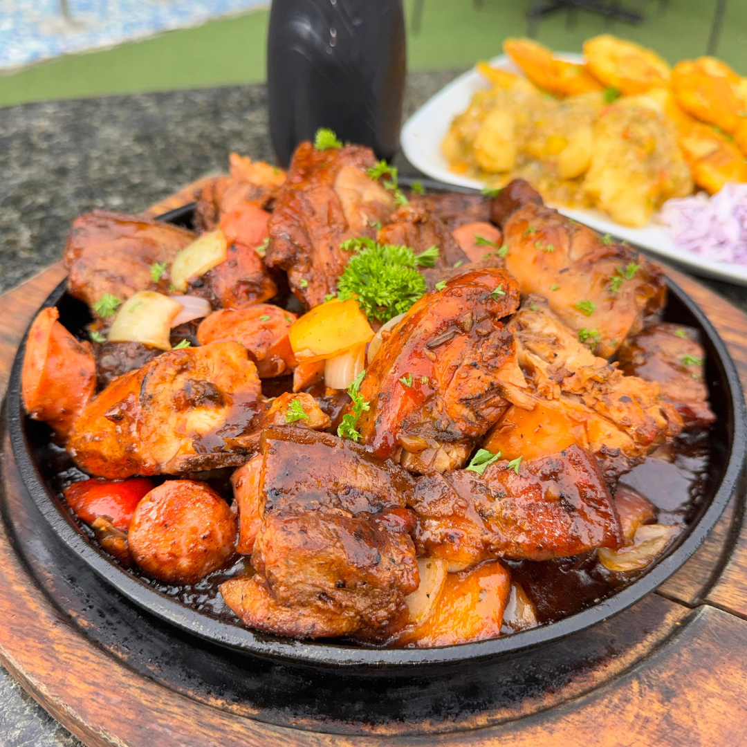 Picada Al Grill + 2 Bebidas + Pasadía en Piscina para 2 personas por $10 en Manu's Grill