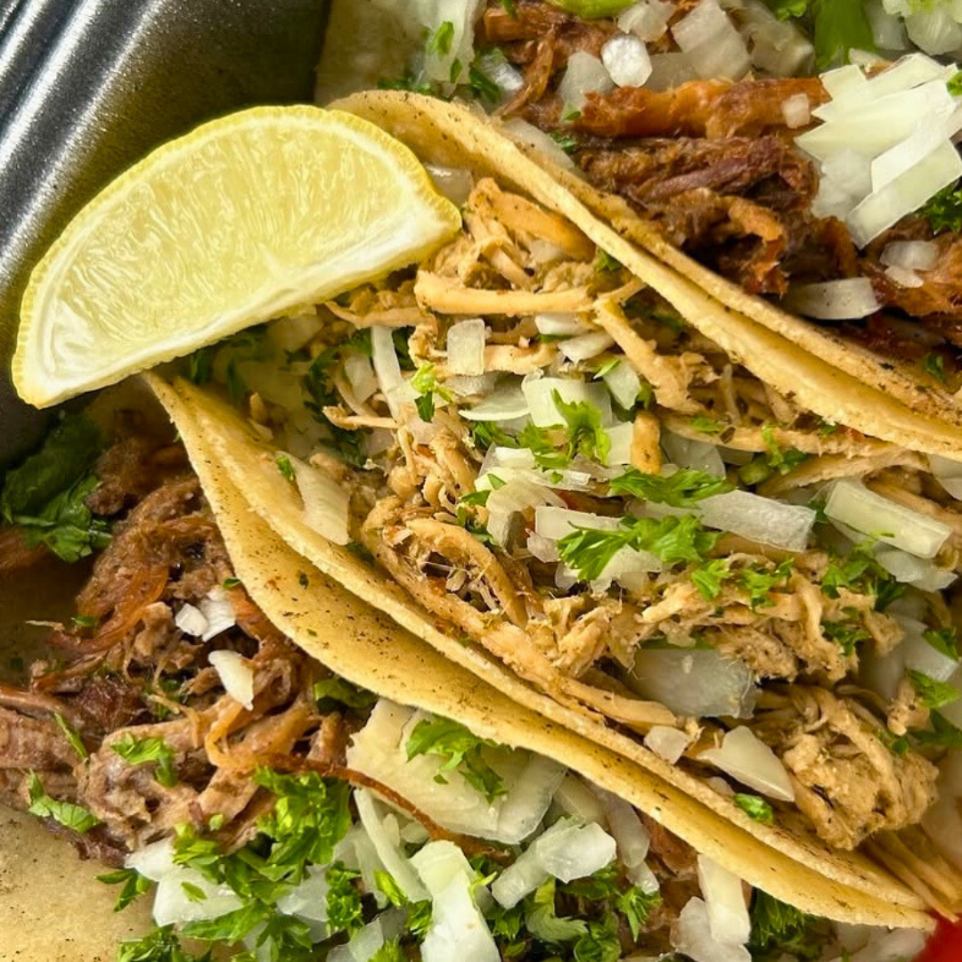 2 Órdenes de Tacos + Nachos con Pollo + 2 Sodas por $15 en Taquería Q’ Onda Guey