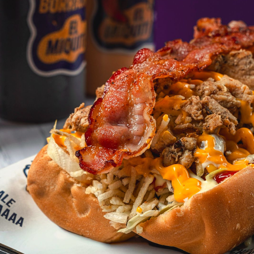 Pagas $12 y consumes $20 en el menú de comidas y bebidas en El Miquiti