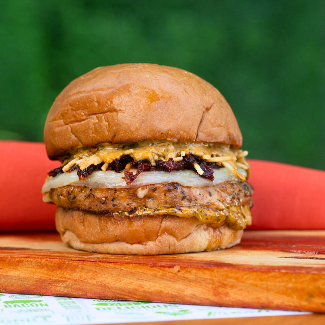 2 Burgers del Menú + Canasta de Papas Cheddar Bacon + 2 Sodas o Sangría por $15 en The Fresh Grill