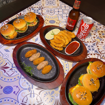 Combo de 6 Mini Burgers + Croquetas + Calamares + 2 Bebidas por $22 en OH! Gastro Bar