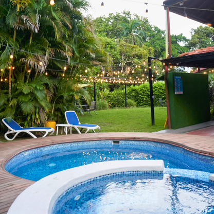 Pasadía con Piscina + Club Sandwich + Jarra de Té Frío + Brownie con Helado para 4 personas por $30 en Hotel Albrook Inn