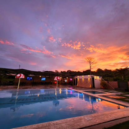 Pasadía con Piscina para 2 Personas + Picada + Cubetazo de Cervezas por solo $30 en Asadero El Mastranto