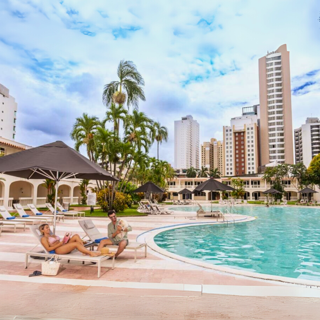 Experiencia Grand Stay con Desayuno Buffet + Cena Buffet + Uso de las instalaciones para 2 personas por $140 en Hotel El Panamá