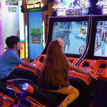 Combo de 12 Wings + 2 Sodas + $30 en Crédito de Juegos por solo $15 en Johnny & Reds