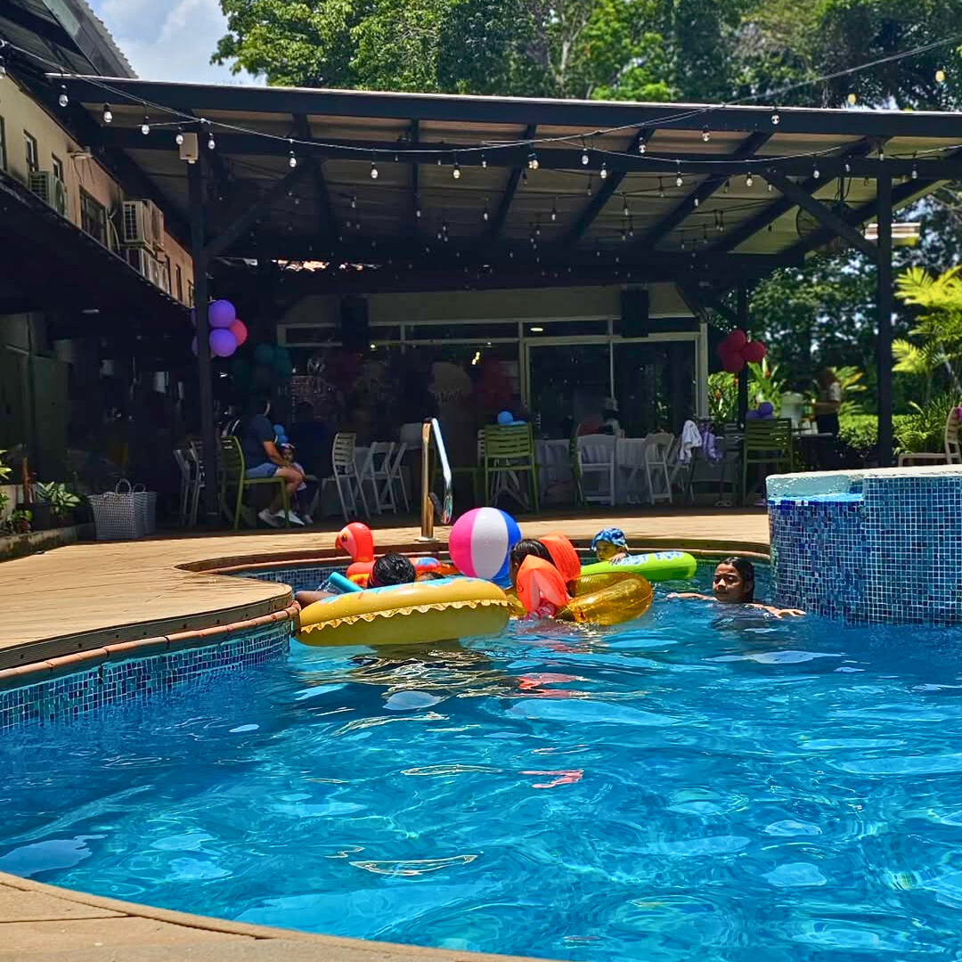 Pasadía con Piscina + Club Sandwich + Jarra de Té Frío + Brownie con Helado para 4 personas por $30 en Hotel Albrook Inn