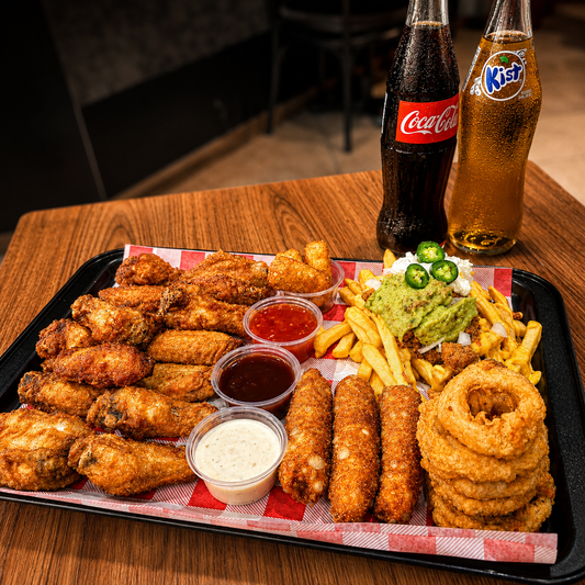 Sampler Salvaje con Alitas + Entradas + Papas Supremas y 2 Bebidas por solo $15 en Alitas Salvajes Pub