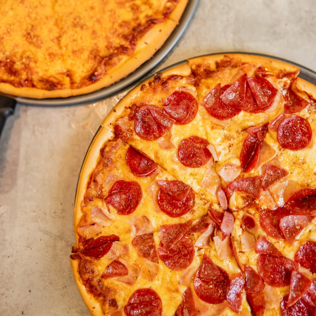 Pizza Grande de 14" + 24 Wings + 4 Bebidas + 4 Helados por $30 en Valenti's