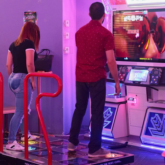 Combo de 12 Wings + 2 Sodas + $30 en Crédito de Juegos por solo $15 en Johnny & Reds