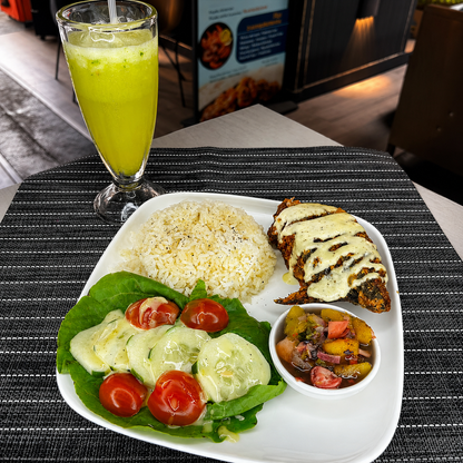 2 Platos a Elegir + Guarnición + Ensalada por solo $10 para 2 personas en Raw and Real
