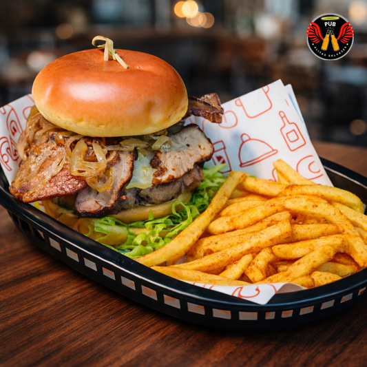 2x1 en Salvaje Burger + Papas por solo $13.75 en Alitas Salvajes Pub