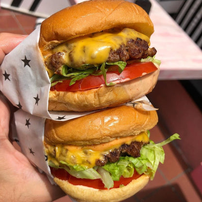 Family Pack: 4 Burgers Clásicas + 5 Chicken Tenders + Papas Grandes + 4 Helados por $29.99 en Beauty and the Butcher