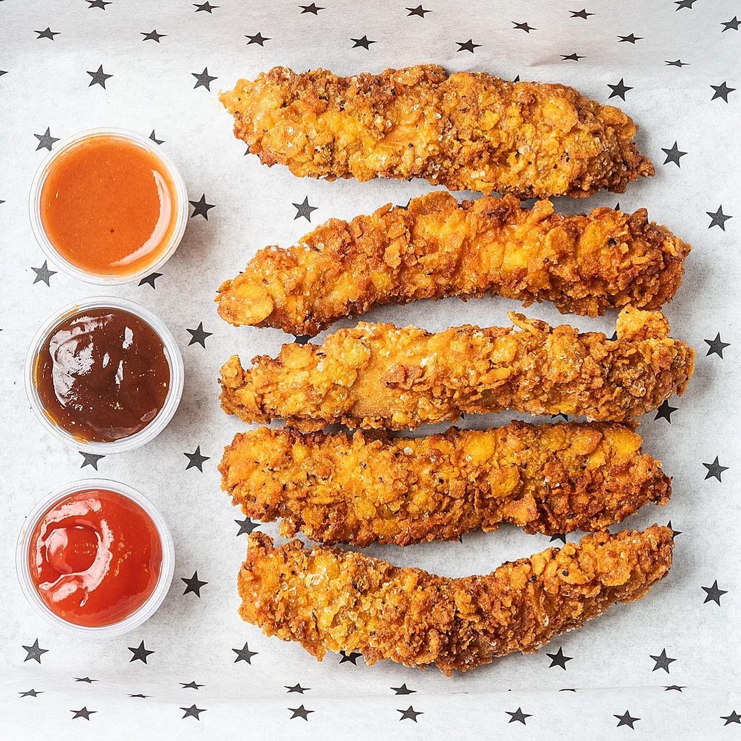 Family Pack: 4 Burgers Clásicas + 5 Chicken Tenders + Papas Grandes + 4 Helados por $29.99 en Beauty and the Butcher