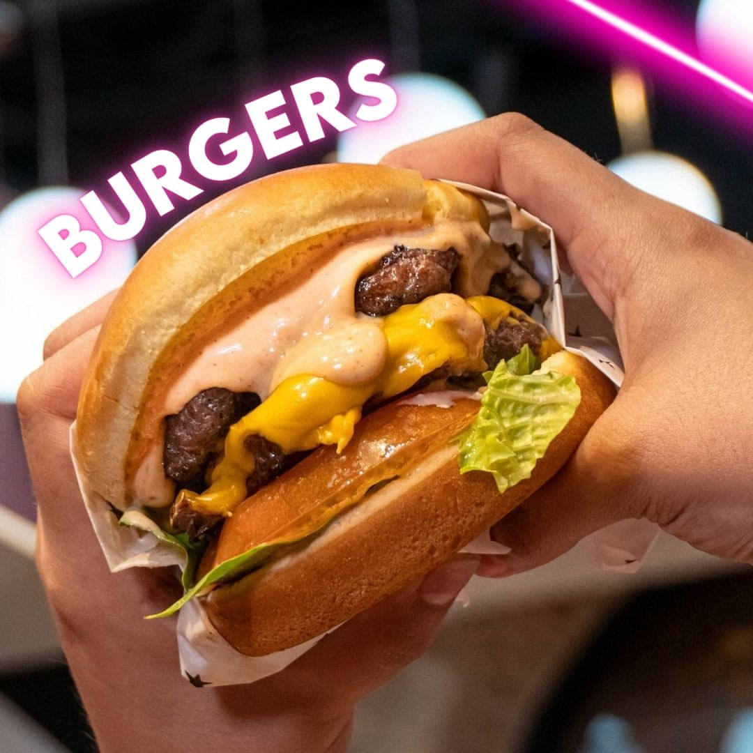 Family Pack: 4 Burgers Clásicas + 5 Chicken Tenders + Papas Grandes + 4 Helados por $29.99 en Beauty and the Butcher