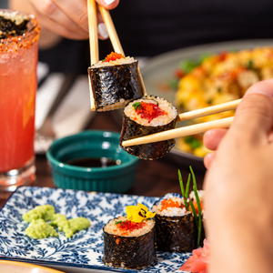 2 Sushis a la Carta + Entrada de Tiradito o Brochetas de Pollo + Postre