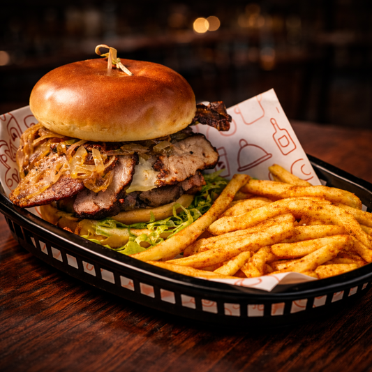 2 Salvaje Burgers + Papas Fritas por solo $13.75 en Alitas Salvajes Pub