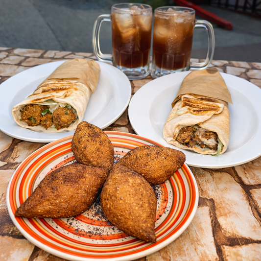 2 Shawarmas de Falafel + 4 Kibbe de Espinaca + 2 Té Fríos por $13.50 en Shawarma al Nour