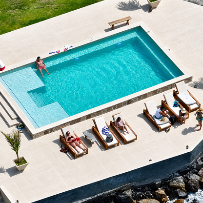 Day Pass para 2 personas con Piscina, Playa, Pescado Frito, Cervezas y Jet Ski por $79 en Solé Beach Club