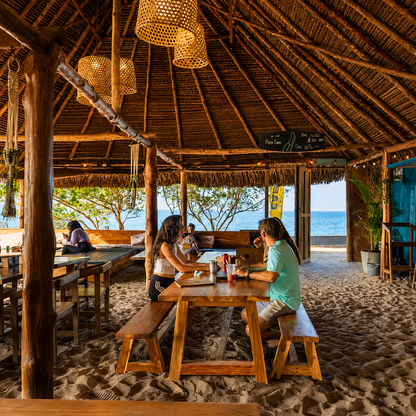 Day Pass para 2 personas con Piscina, Playa, Pescado Frito, Cervezas y Jet Ski por $79 en Solé Beach Club
