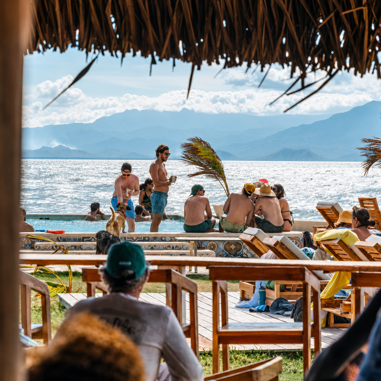 Day Pass para 2 personas con Piscina, Playa, Pescado Frito, Cervezas y Jet Ski por $79 en Solé Beach Club