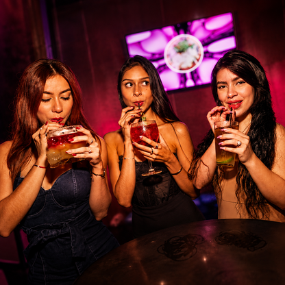 4 Horas de Open Gin o Sangría miércoles y jueves por $18 en El Karaoke de Bacchus