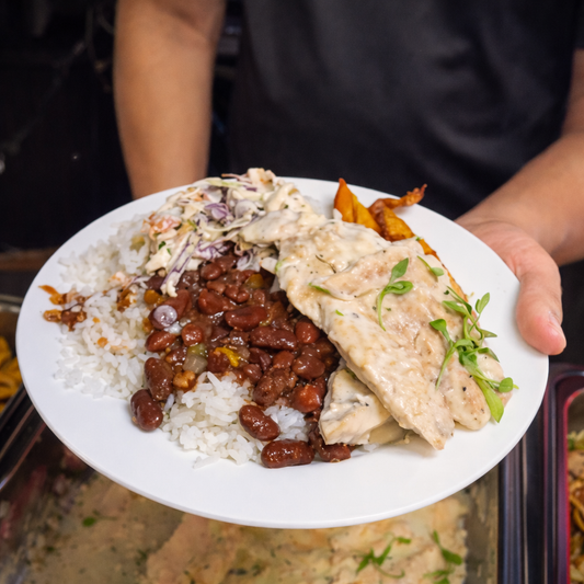 Almuerzo Ejecutivo Buffet para 2 personas por solo $12 en Diva Sport Bar