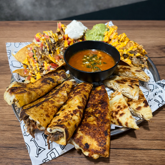 Quesabirrias + Quesadillas + Nachos + Tequeños + 2 Bebidas por solo $20 en Alitas Salvajes Pub