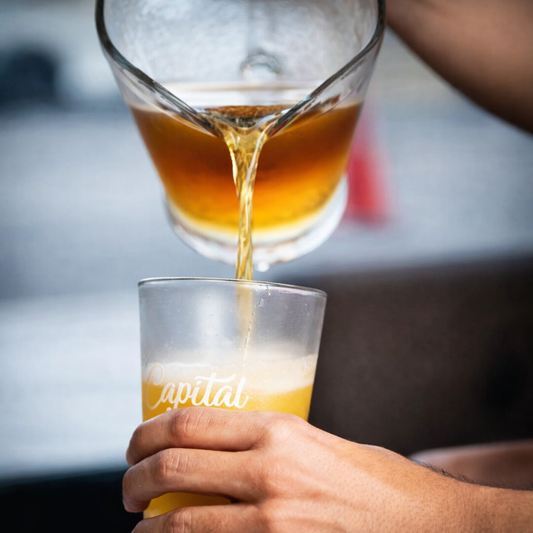 Jarra de Cerveza de la Casa + 15 Alitas por $20 en Capital Cervecería