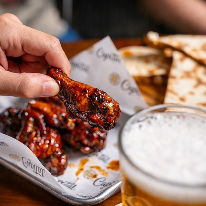 Jarra de Cerveza de la Casa + 15 Alitas por solo $20 en Capital Cervecería