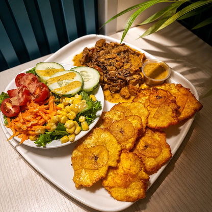 2 Platos a Elegir + Guarnición + Ensalada por solo $10 para 2 personas en Raw and Real