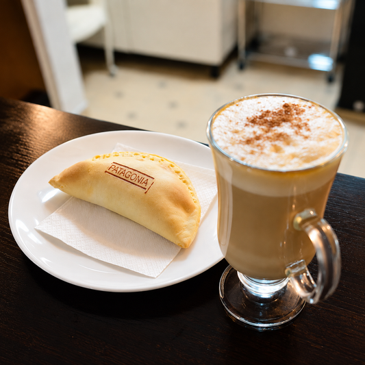2 Empanadas Gourmet + 2 Cafés + Refill Ilimitado por 1 Hora por $10.50 en Chaucha Express