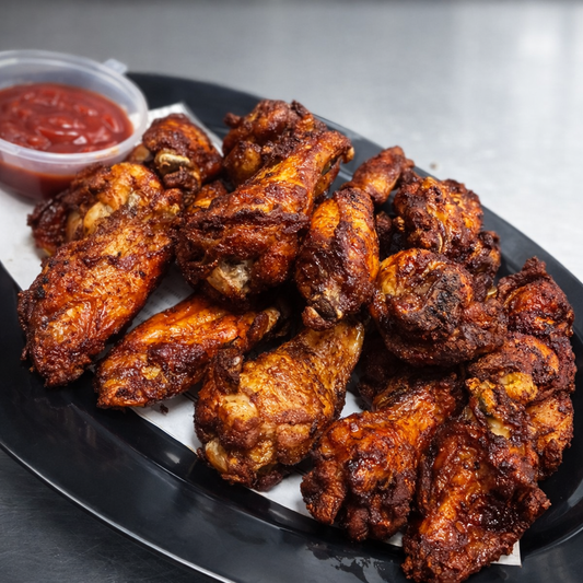 20 Alitas + 3 Empanadas + Cubetazo de Cervezas o 1 Litro de Soda por solo $18 en La Hincha Brava Sport Bar