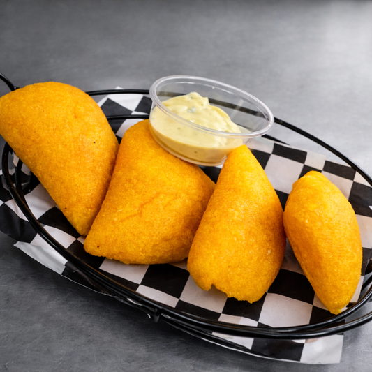 20 Alitas + 3 Empanadas + Cubetazo de Cervezas o 1 Litro de Soda por solo $18 en La Hincha Brava Sport Bar