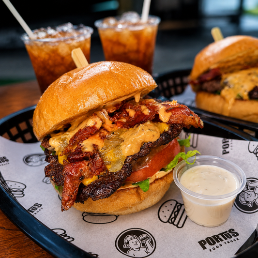 Bandeja para 2 con Cheeseburger + Crispy Chicken Burger + Tenders y Más por $15 en Portus Food Truck